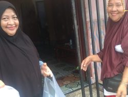 Peduli Warga, Evis Jane Hutabarat Door to Door Berbagi Takjil di Kampung Salam