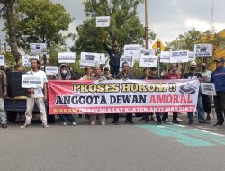 Puluhan Massa Geruduk Kantor DPRD Klaten, Tuntut Kasus Perselingkuhan Anggota Dewan Segera Diselesaikan