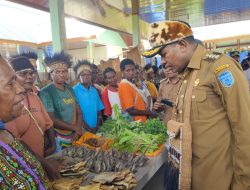 Bupati Kabupaten Asmat Resmikan Pasar Mama-Mama Papua dan Berikan Bantuan Modal Usaha di Distrik Atsy