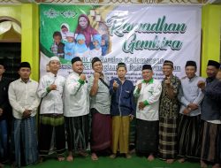 Takmir Masjid At-Taubah dan LAZISNU Ranting Kademangan Berbagi Kebahagiaan di Momen Nuzulul Quran