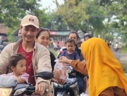 Siswa SD di Kecamatan Ngrambe Bagi-bagi Takjil kepada Pengguna Jalan Raya Ngrambe – Walikukun