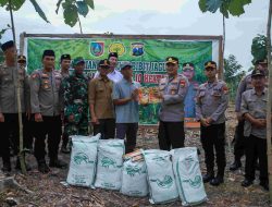 Kapolres Jombang Serahkan Bantuan Benih Jagung kepada LMDH Sumber Makmur Alaska di Desa Sumberaji, Kabuh