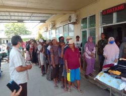UPTD Puskesmas Rengasdengklok Gelar Jumat Berkah, Bagikan Takjil dan Pakaian