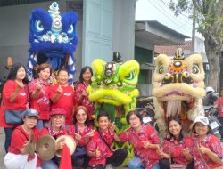 PSMTI Jombang Gelar Atraksi Barongsai dan Berbagi Takjil: Warnai Kebersamaan Warga Jombang