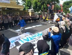 Tolak Revisi UU TNI, Aliansi Mahasiswa Gresik Gelar Aksi Damai di DPRD Gresik