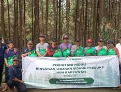 Perhutani KPH Jombang Salurkan 206 Paket Bingkisan untuk Mitra Kerja Lapangan