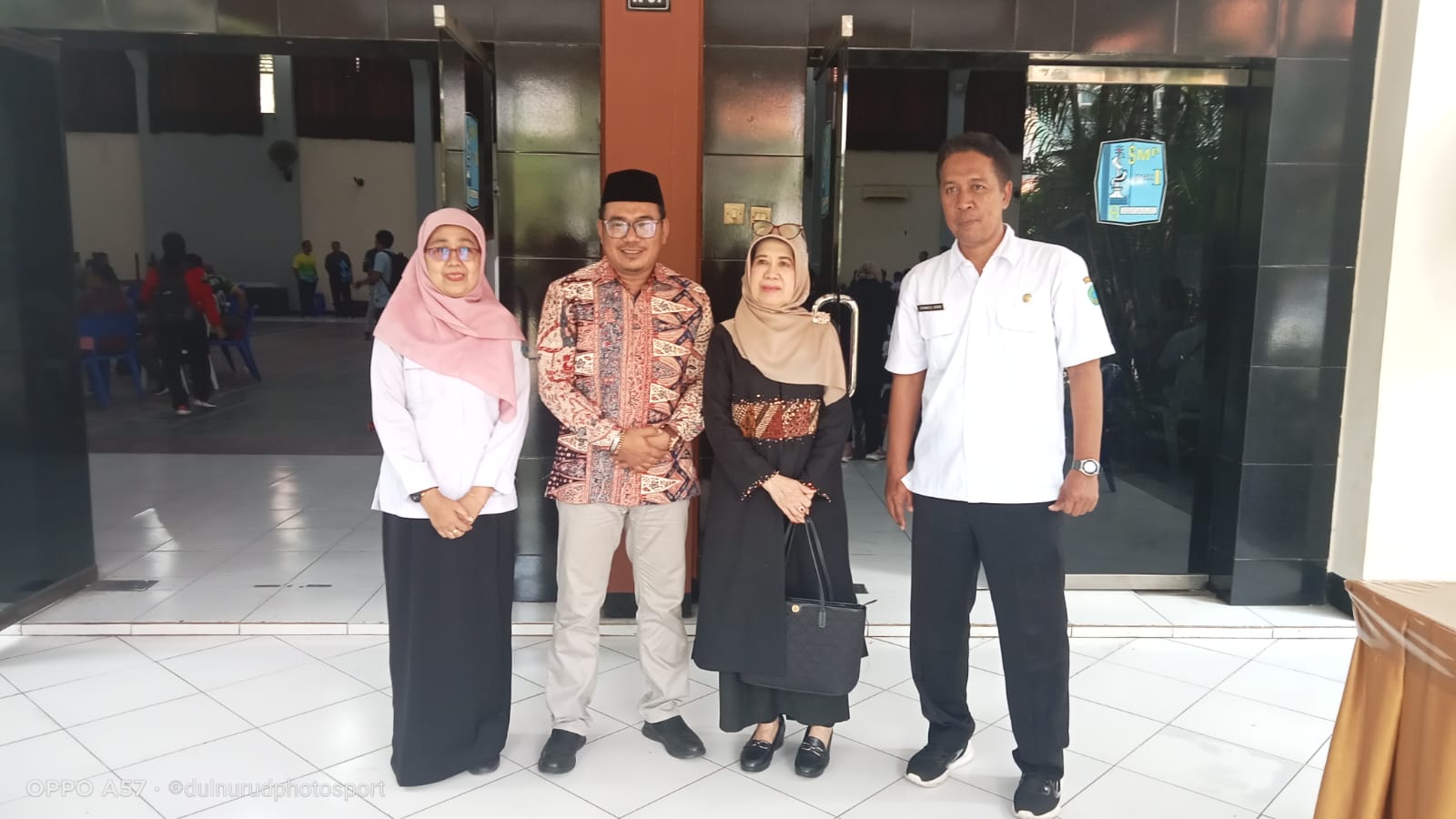 Foto: Dari kiri ke kanan: Ibu Lisa Kartika Wati, S.SMM; Bapak Abud Asyrofi; Ibu Ainun Jariyah; dan Bapak Syamsul Huda saat menghadiri kegiatan teknikal meeting O2SN jenjang SD/MI Tahun 2025 yang diselenggarakan di Aula SMP Negeri 1 Sidoarjo.