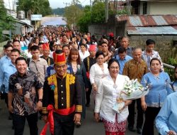 Suasana Meriah Ibadah Syukur HUT Pernikahan ke-33 Gubernur Yulius dan Ibu Anik di Kakas