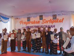 300 Bidang Tanah di Ende Disertifikasi, Warga Jegharangga Terima Sertifikat Redistribusi