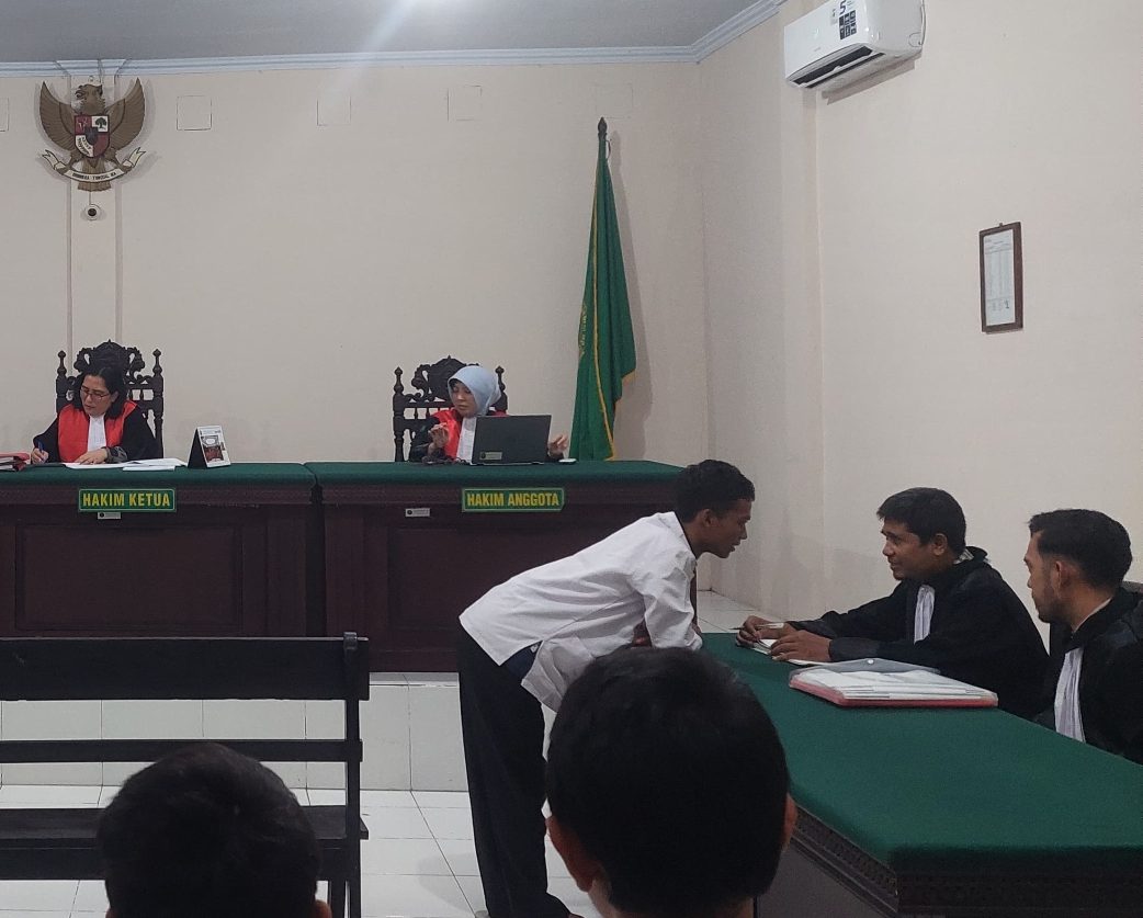 Foto: Adv. Erfan Yulianto, S.H. dan Adv. Addy Indrasakti, S.H. memberikan saran dan masukan kepada salah satu klien untuk memastikan hak-hak klien terjamin dan tidak dilanggar selama proses persidangan.