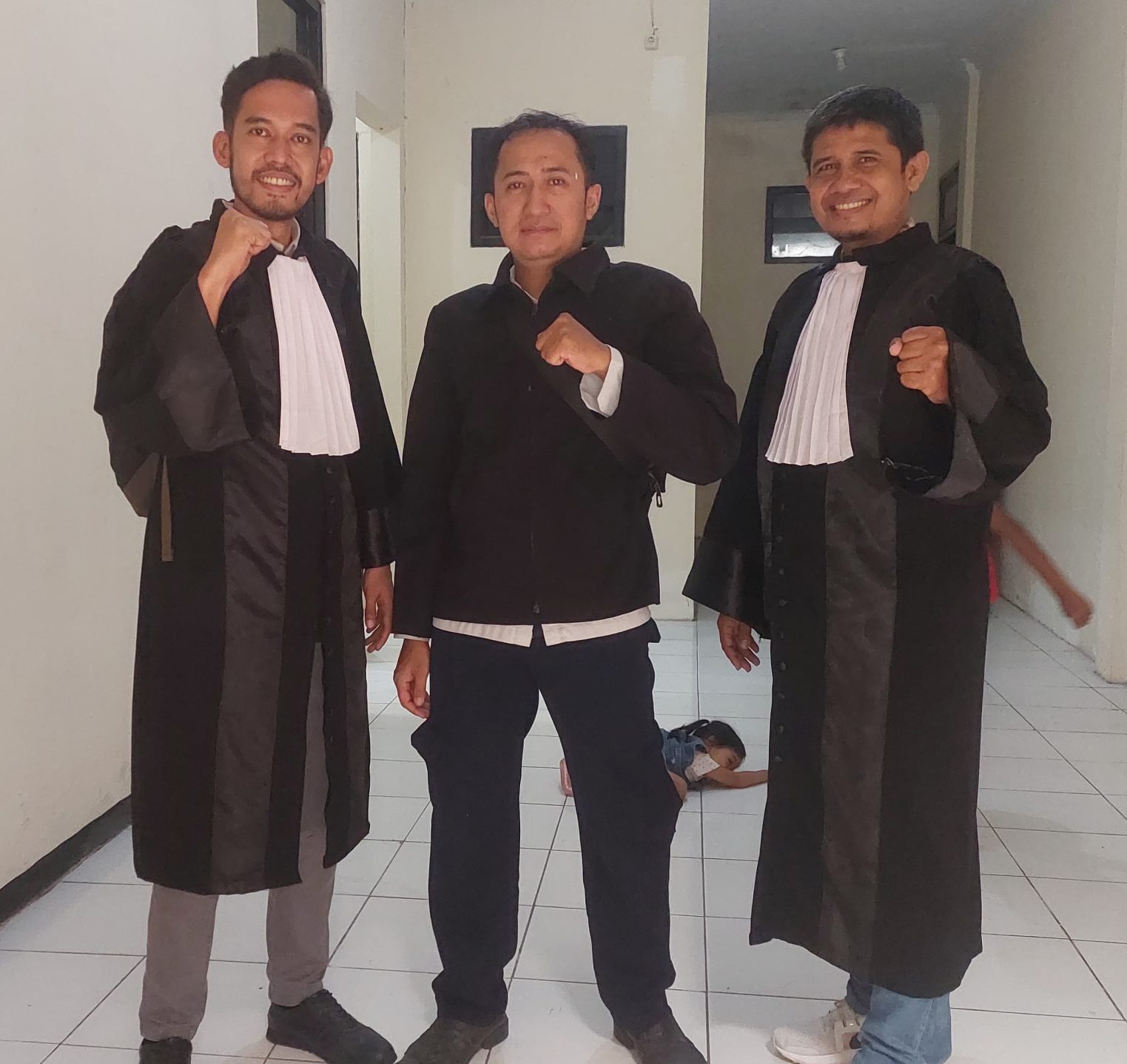 Foto: Imron (tengah) saat meliput acara bersama Adv. Addy Indrasakti, S.H. (kiri) dan Adv. Erfan Yulianto, S.H. (kanan), penasihat hukum para terdakwa.