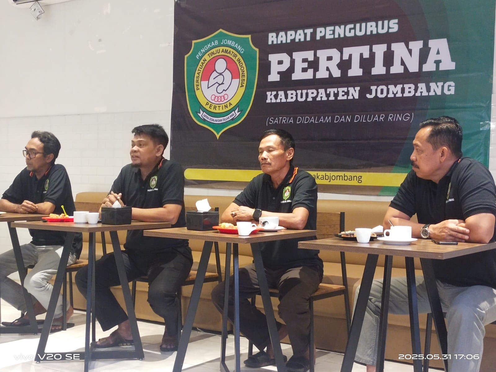 Foto (dari kiri ke kanan): Sekretaris Pertina, Ketua Pertina, Ketua KONI, dan Wakil Ketua 3 KONI.
