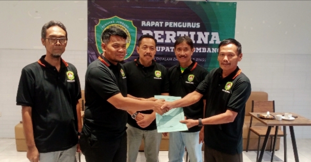 Foto: Penyerahan salinan SK Pengkab Pertina Jombang periode 2025 - 2029 kepada KONI Jombang.