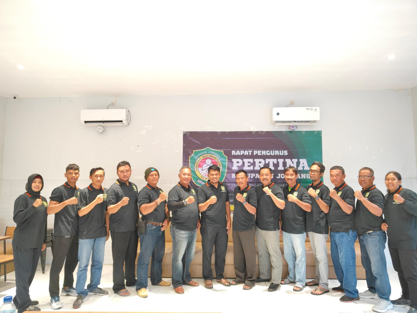 Foto: Pengurus Pertina Jombang Masa Bakti 2025–2029 berpose bersama usai penyerahan SK kepengurusan dan rapat perdana menjelang persiapan Porprov Jatim IX 2025.