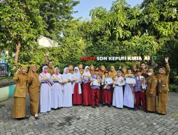 SDN Kepuhkiriman 1 Waru Beri Apresiasi Siswa Berprestasi dalam Upacara Bendera