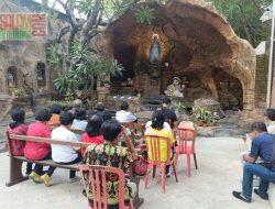 Umat Lingkungan St. Maria Magdalena Semampir Gelar Ziarah Porta Sancta di Surabaya