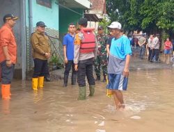 Kapolres Jombang Salurkan Bantuan Banjir ke Warga Terdampak di Mojoagung
