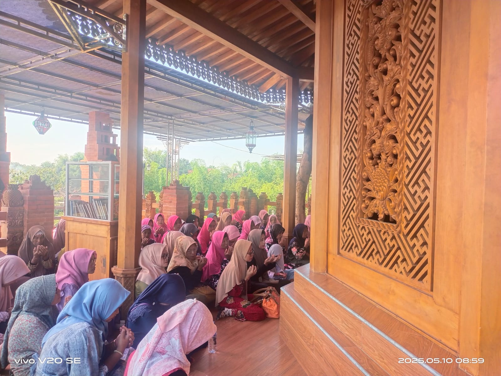 Foto: Cungkup makam Mbah Sona terbuat dari kayu jati yang diukir.