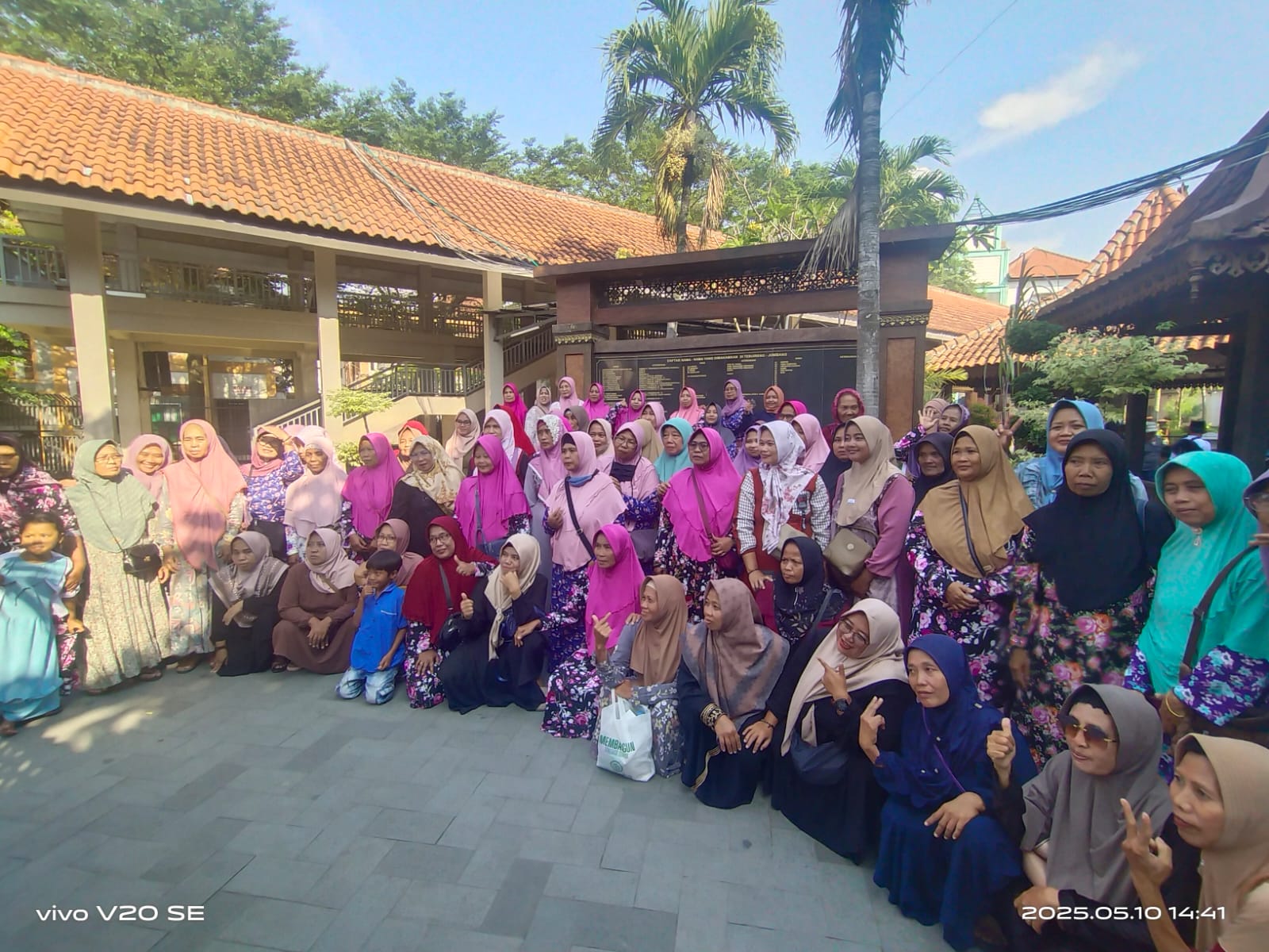 Foto: Peserta Interkoneksi Wisata Religi di area makam KH. Hasyim Asy'ari, Kec. Diwek.