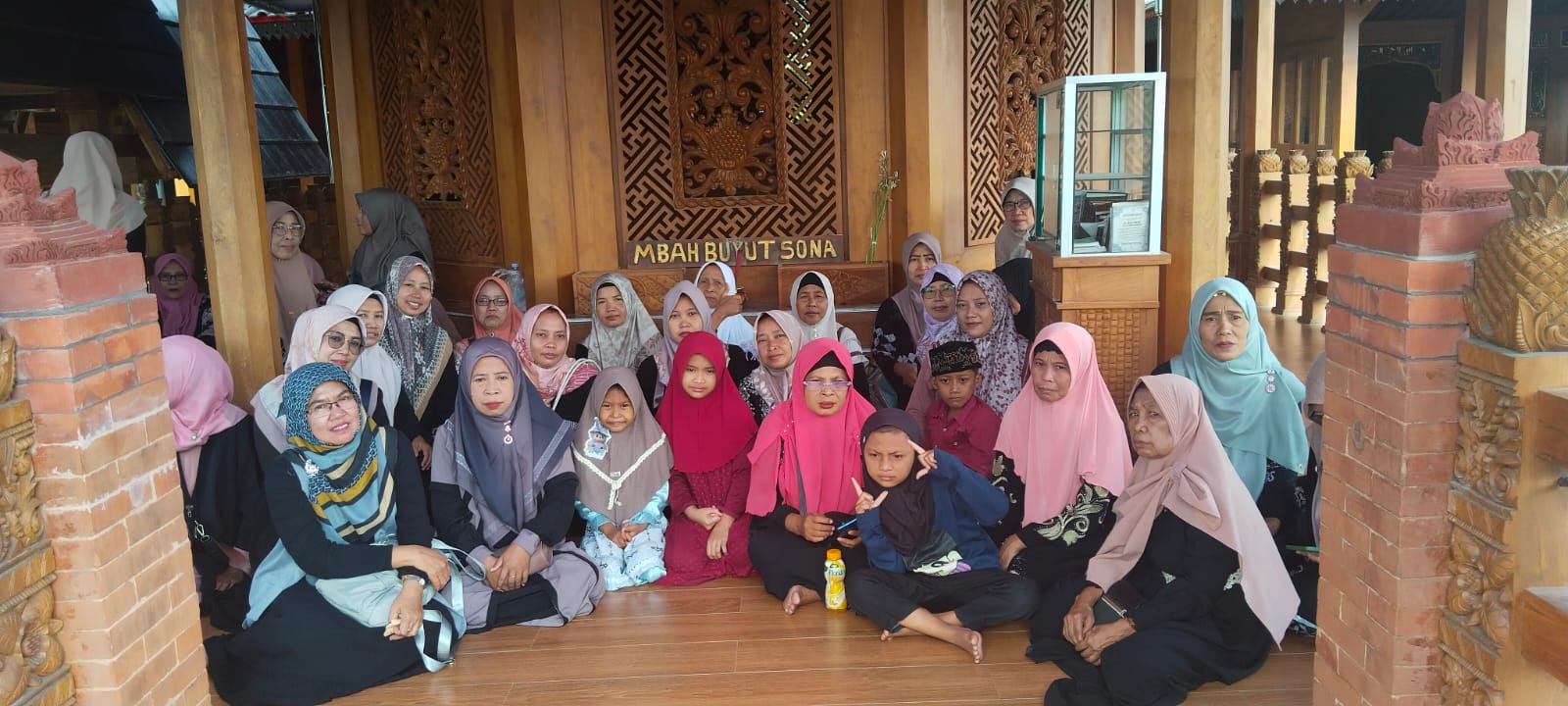 Foto: Peserta di Makam Mbah Buyut Sona, Kec. Kabuh.