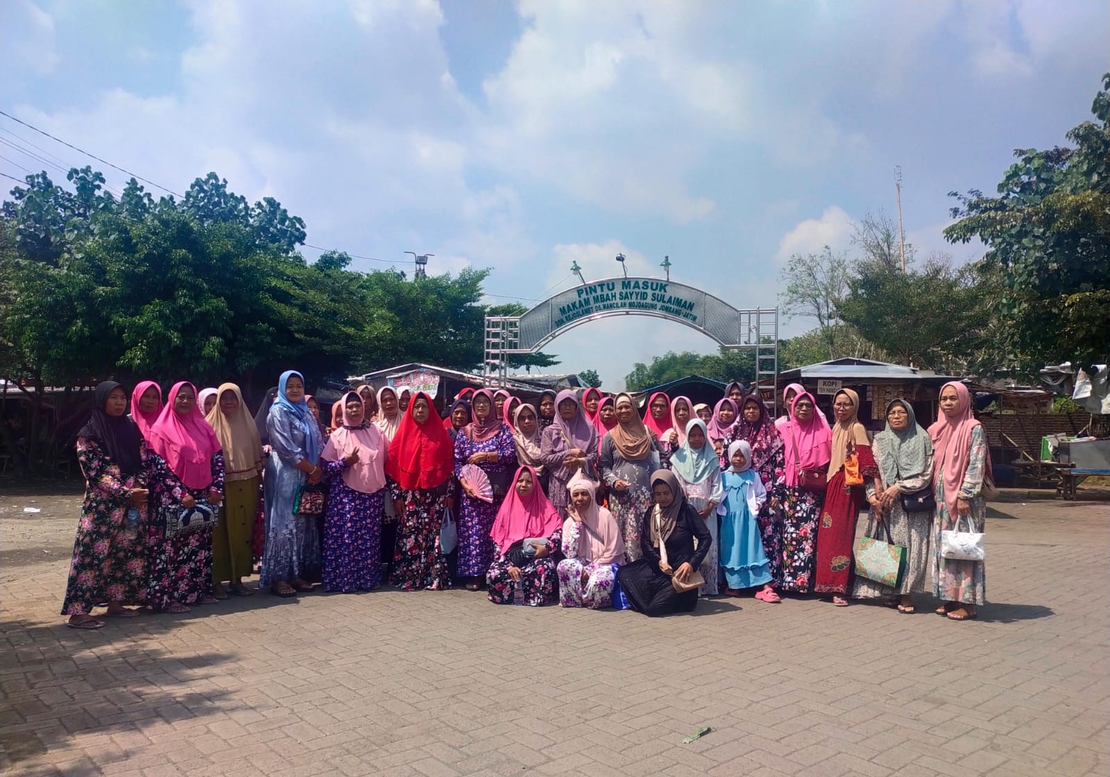 Foto: Peserta Interkoneksi Wisata Religi di Pintu Masuk Kawasan Makam Mbah Sayyid Sulaiman, Kec. Mojoagung.