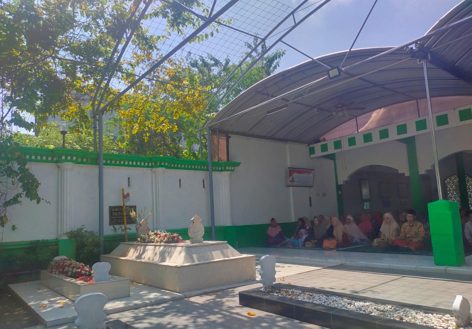 Foto: Peserta di Makam KH. A. Wahab Hasbullah (Mbah Wahab) Tambakberas, Tambakrejo, Jombang.