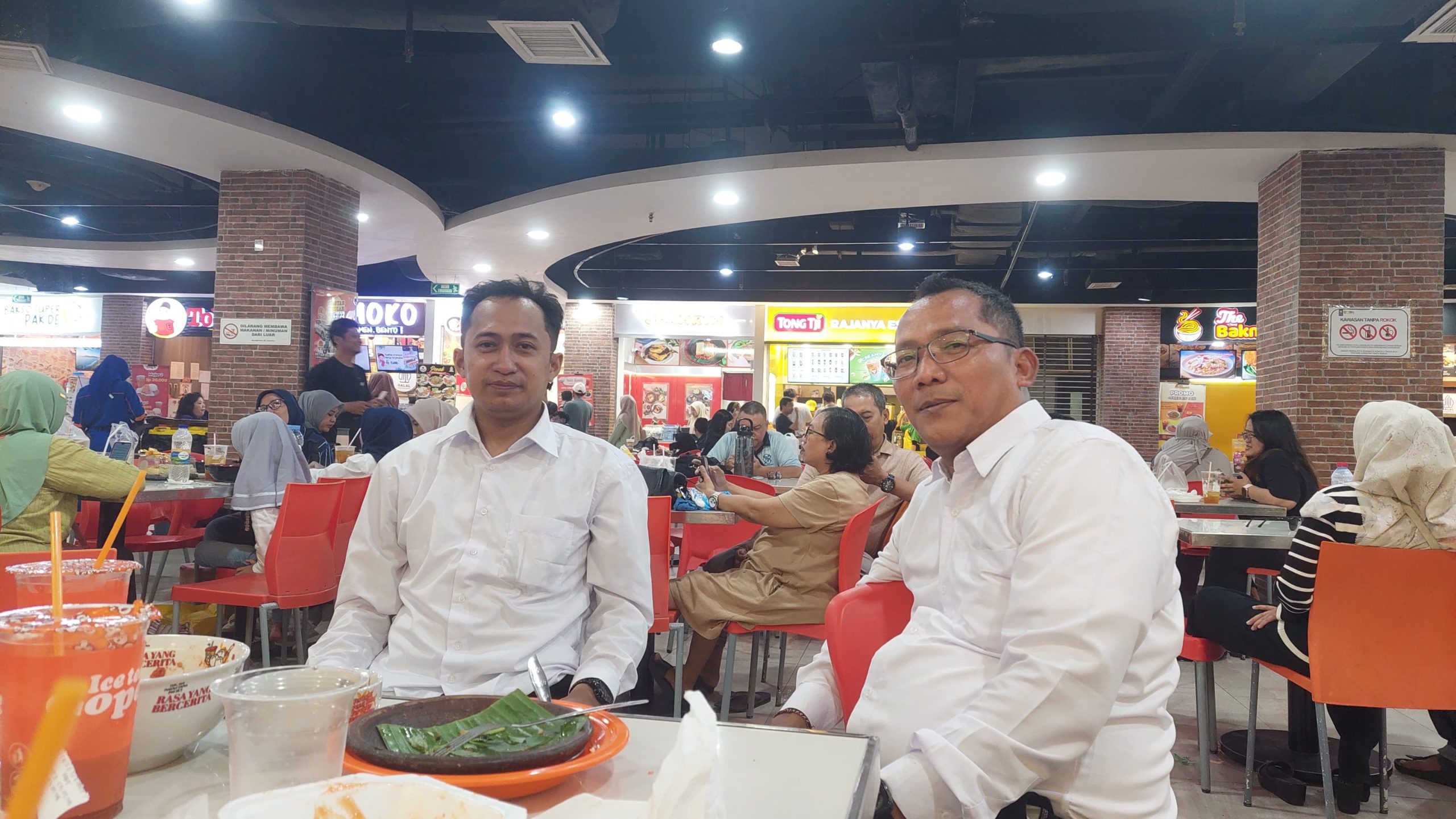 Foto (kanan): Ketua Wartawan dan Aliansi Gresik Selatan, Efianto, S.H., M.H.