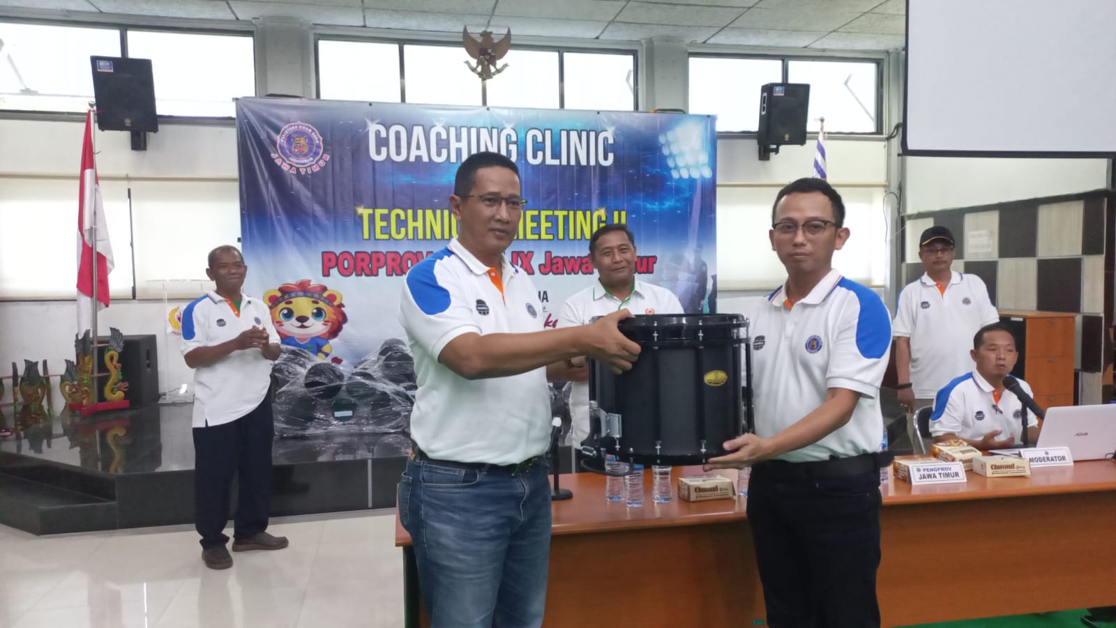 Foto: Tri Basuki menyerahkan ke Meynarde Bagus Ketua Harian PDBI JAWA TIMUR.