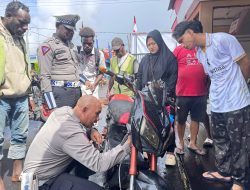 Wakapolres Asmat Imbau Pengendara Motor Gunakan Helm dan Lengkapi Surat Kendaraan
