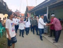 Bupati Karawang Kunjungi Keluarga Abah Jamin dan Mak Juju, Serahkan Bantuan Usaha Warung Sembako