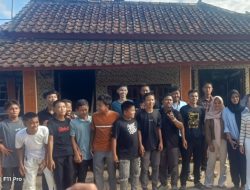 Mamang Adenian Dikerumuni Penggemar di Desa Lubuk Getam, Bagikan Rezeki pada Anak-Anak