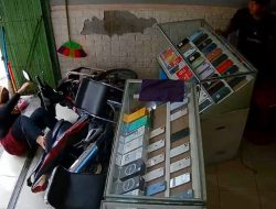 Motor Tabrak Etalase Toko HP di Gubsur Jombang, Pemilik Toko: Ini Kejadian Kedua