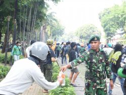 Aksi Kemanusiaan TNI Saat Demo di Jakarta, Wujudkan Sinergi TNI-Rakyat