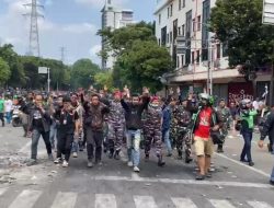 Ricuh di Depan DPRD Jabar, Demo Ojol dan Mahasiswa Tuntut Pengusutan Kasus Affan Kurniawan
