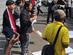 Aksi 15 Orang Tuntut Pencopotan Kapolsek di Polda Sumsel