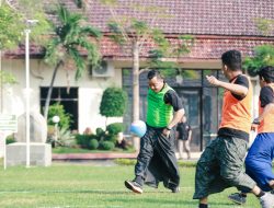 Polres Jombang Gelar Lomba Sepak Bola Sarung Meriahkan HUT RI ke-80