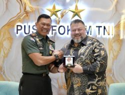 Jalin Diplomasi Pertahanan, Kapuspen TNI Terima Atase Pers Kedubes AS