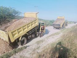 Rayakan HUT ke-27 PAN, Anggota DPRD TTS Imanuel Bire Perbaiki Jalan Rusak