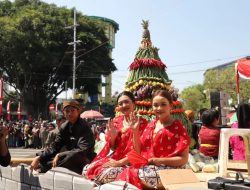 Karnaval Mobil Hias Pamer Kekayaan Lokal, Orang Tua Murid di Jombang Masih Direpotkan Biaya Pendidikan