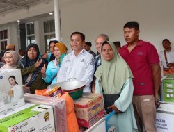 Beri Bantuan Usaha, Pemkab Karawang Berikan 80 Gerobak dan Peralatan Usaha