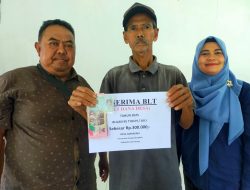 Ringankan Beban Warga, Pemdes Amansari Salurkan BLT Dana Desa Tiga Bulan Sekaligus