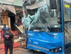 Diduga Rem Blong, Bus Transjakarta Tabrak Pertokoan di Jakarta Selatan