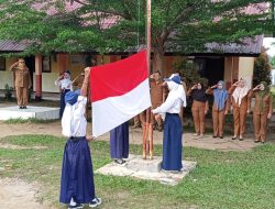 Camat Rawas Ulu Pimpin Upacara di SMP Negeri Sungai Lanang