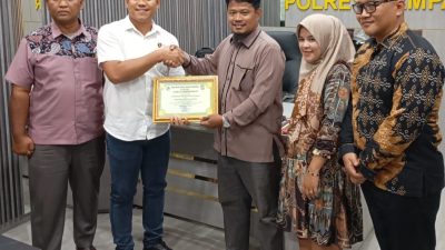 Redam Konflik Lahan, Kapolres Kampar Terima Penghargaan dari Masyarakat Siabu
