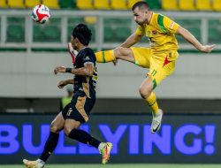 Bermain 10 Pemain, Persebaya Curi Satu Poin di Kandang Dewa United
