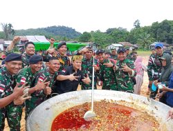 Rayakan HUT TNI ke-80, Bobon Santoso Gelar Masak Besar Penuh Kebersamaan di Perbatasan Badau