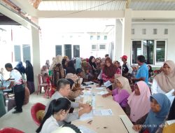 789 Warga Telukambulu Terima ATM Bantuan PKH dan BPNT, Dua Penerima Diserahkan Langsung ke Rumah