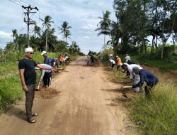 Pupuk Kebersamaan, Ratusan Warga Talang Waysulan Gotong Royong Bersihkan Jalan Desa