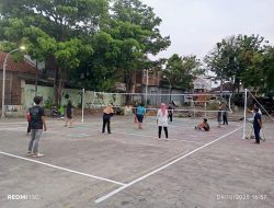 Perkuat Kebersamaan dan Hidup Sehat, Warga RW 06 Manukan Kulon Gelar Voli Rutin Setiap Sabtu Sore