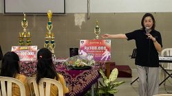 Foto: Ketua Yayasan Petra, dr. Ita yang sangat bangga dan terharu dengan capaian anak-anak SDK Petra.